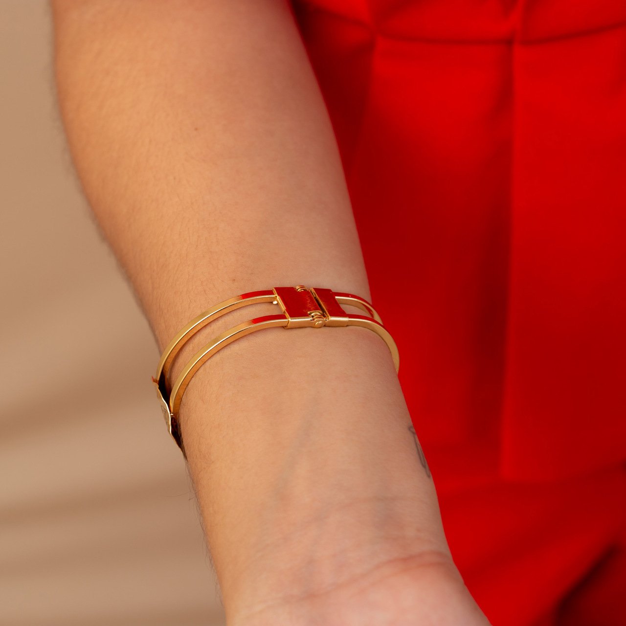 BRACELETE GINA PLACA MARTELADA RESINA BRANCA BANHO OURO