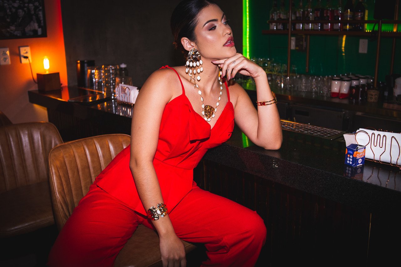 BRACELETE GINA PLACA MARTELADA RESINA BRANCA BANHO OURO