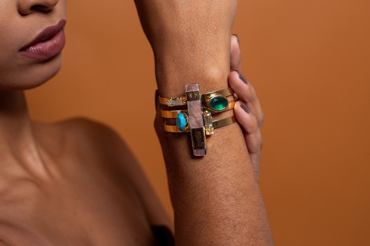 BRACELETE ÍCONE CRISTAIS TURQUESA E VERDE MADREPÉROLA ROSA BANHO OURO