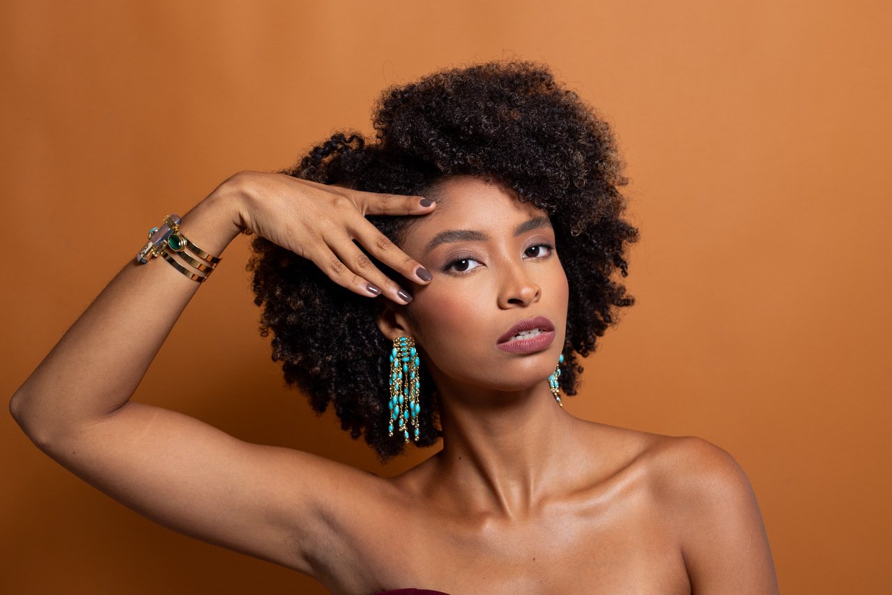 BRACELETE ÍCONE CRISTAIS TURQUESA E VERDE MADREPÉROLA ROSA BANHO OURO