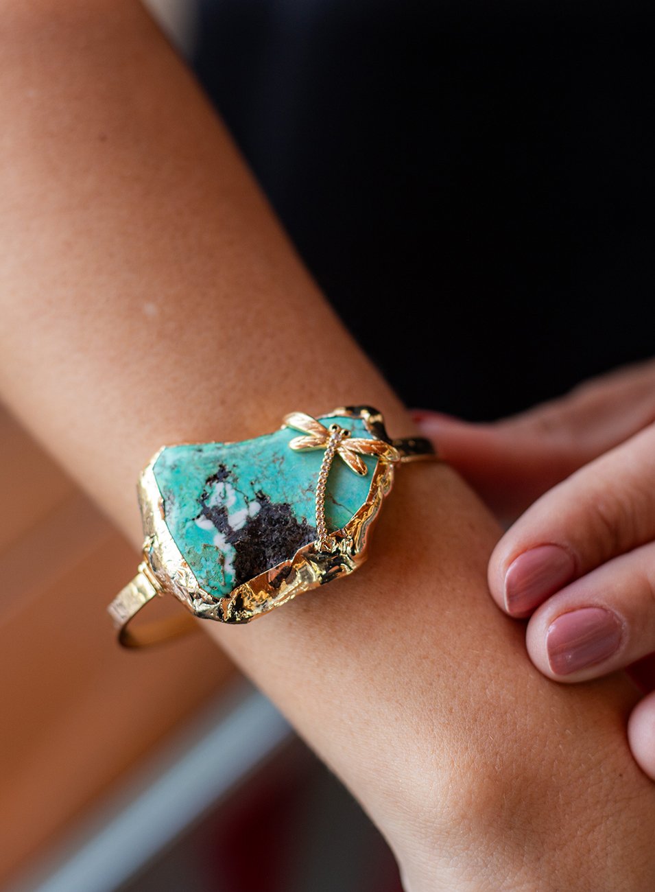 BRACELETE LIBERDADE PEDRA HOWLITA VERDE LIBELULA COM BANHO OURO