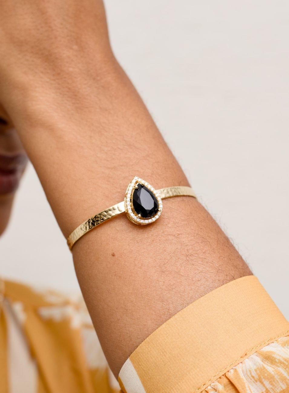 BRACELETE NINA GOTA PRETO BANHO OURO