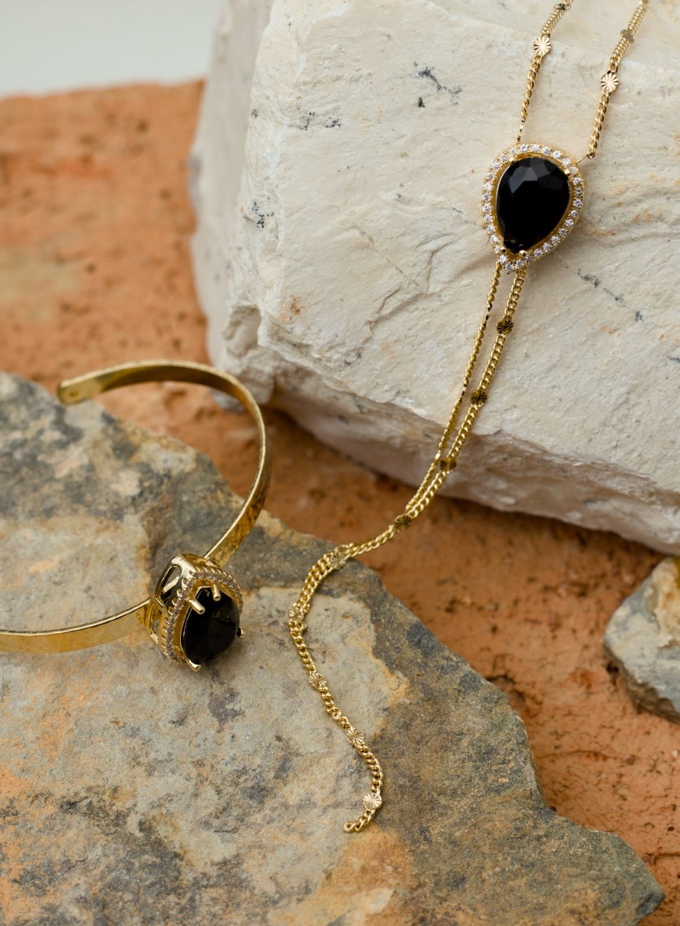 BRACELETE NINA GOTA PRETO BANHO OURO