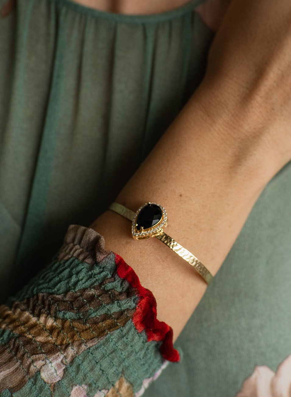 BRACELETE NINA GOTA PRETO BANHO OURO