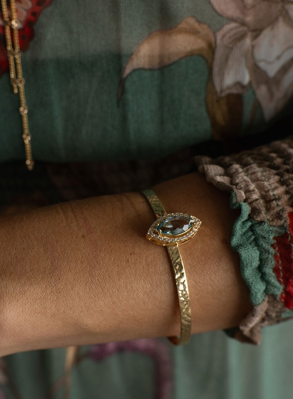 BRACELETE NINA NAVETE AZUL CLARO BANHO OURO