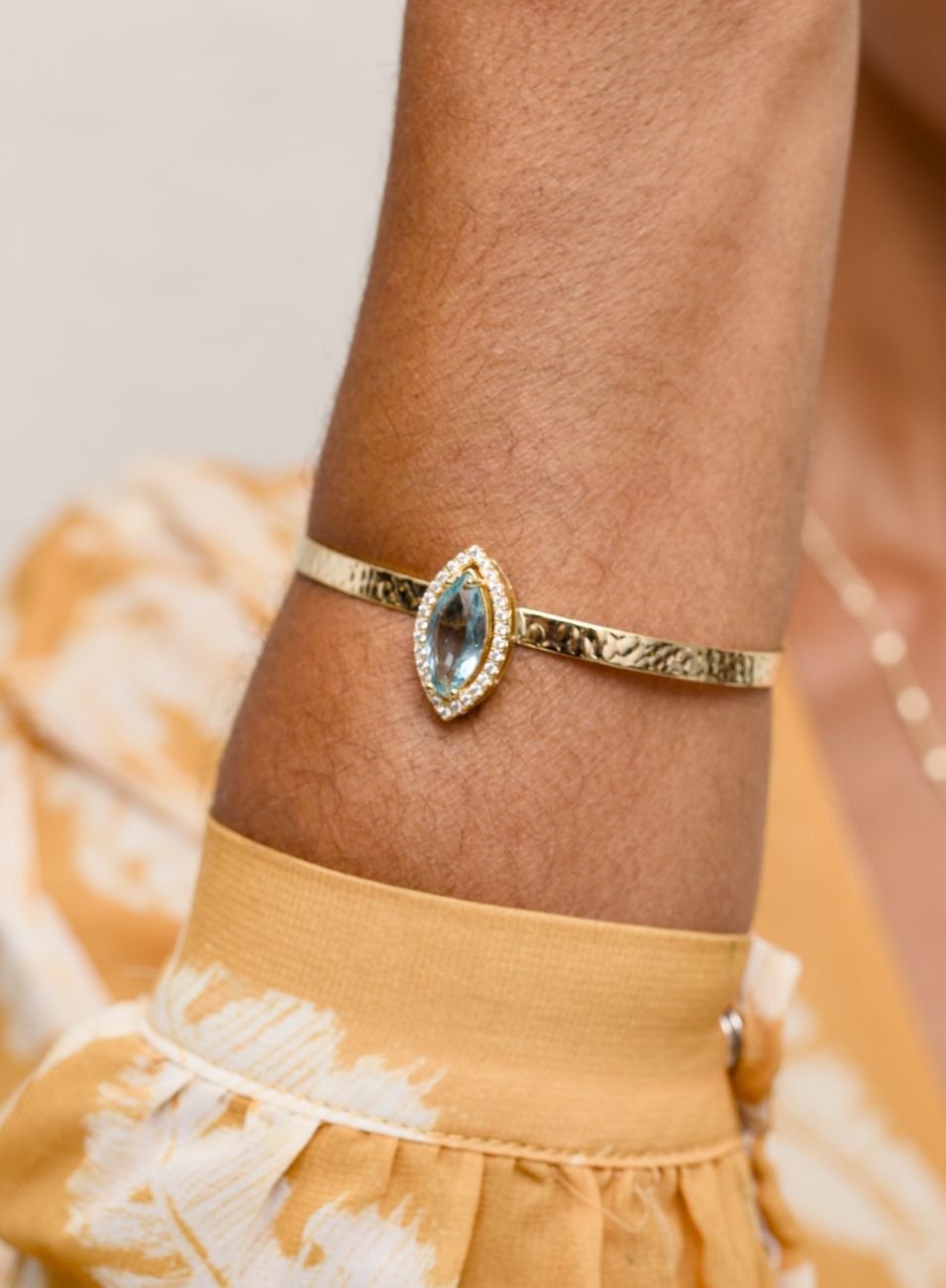 BRACELETE NINA NAVETE AZUL CLARO BANHO OURO