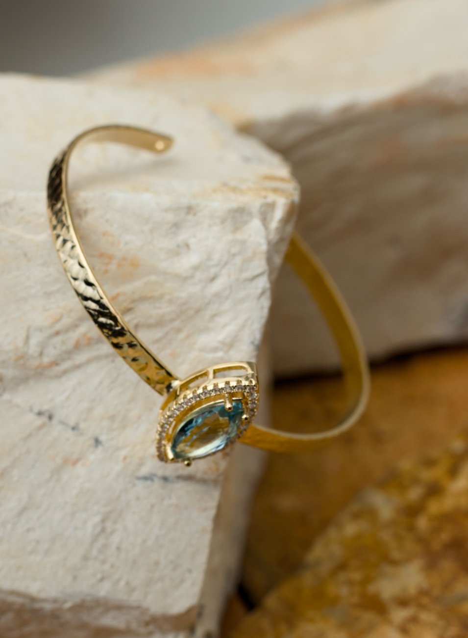 BRACELETE NINA NAVETE AZUL CLARO BANHO OURO