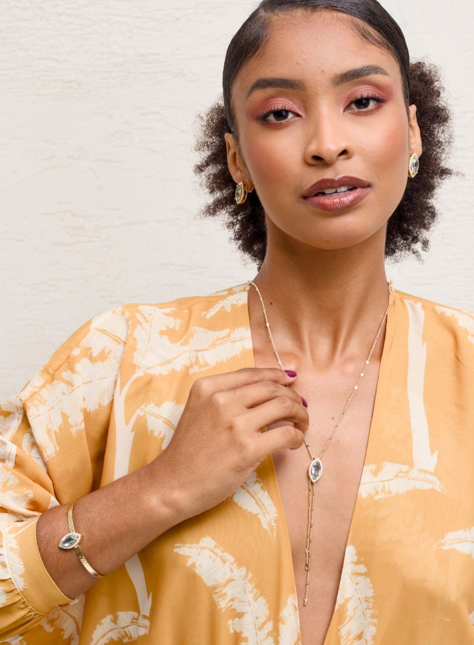 BRACELETE NINA NAVETE AZUL CLARO BANHO OURO
