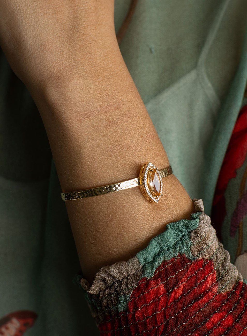 BRACELETE NINA NAVETE BEGE BANHO OURO