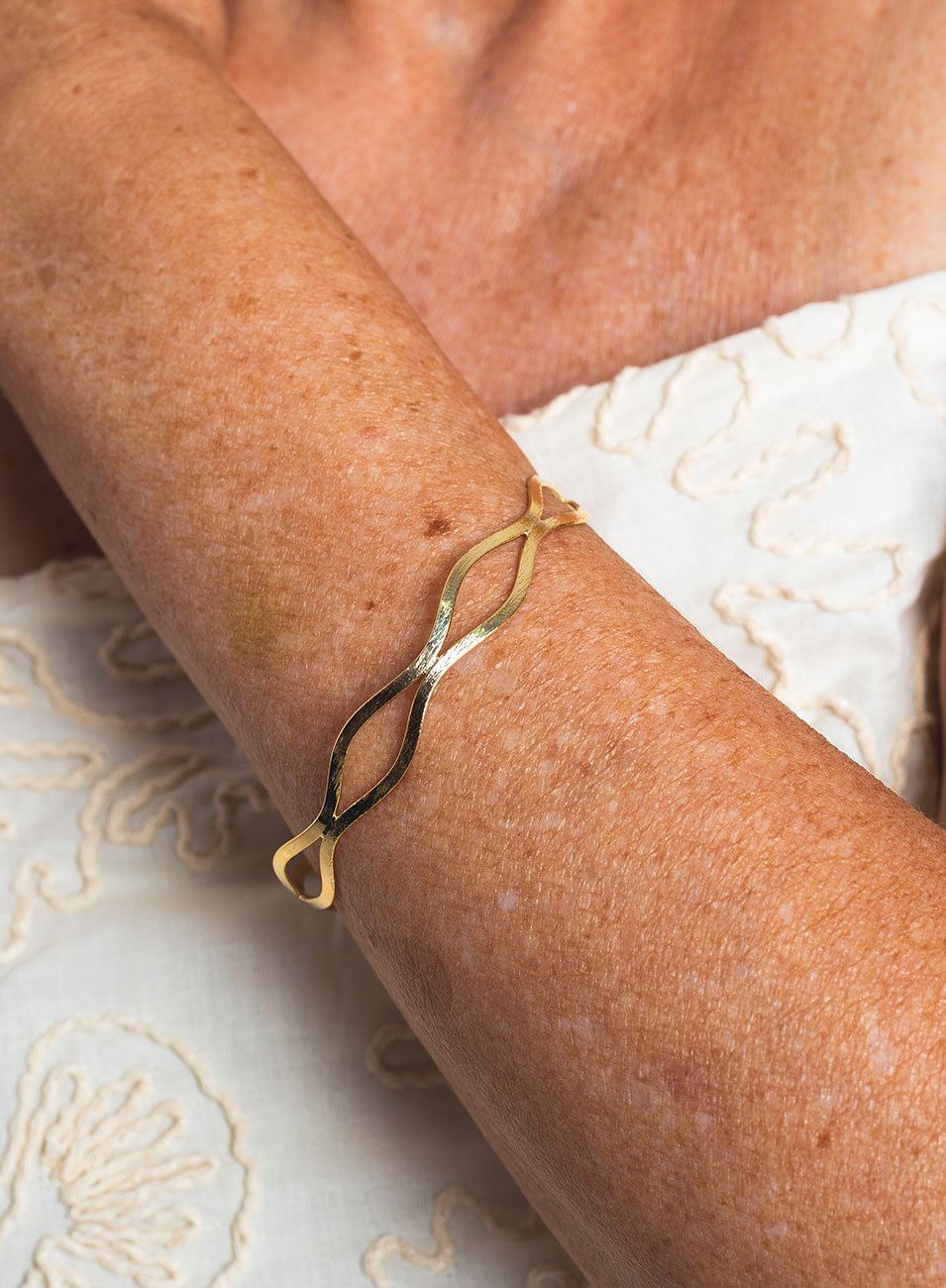 BRACELETE ONDAS ARGOLAS ENTRELAÇADAS BANHO OURO 