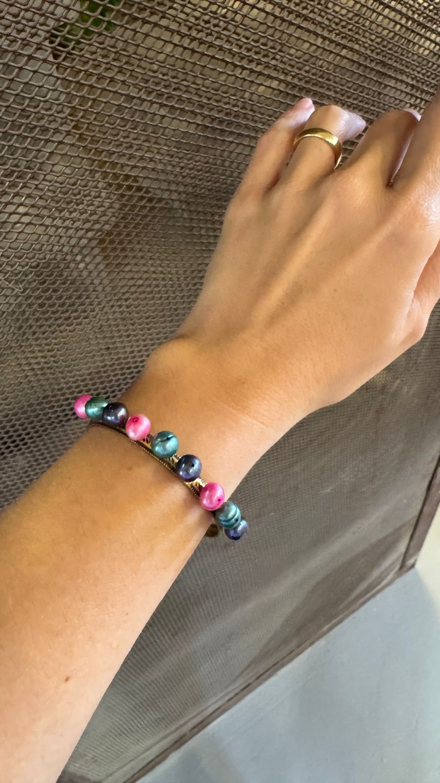 BRACELETE OURO VELHO COM PÉROLAS CULTIVADAS COLORIDAS