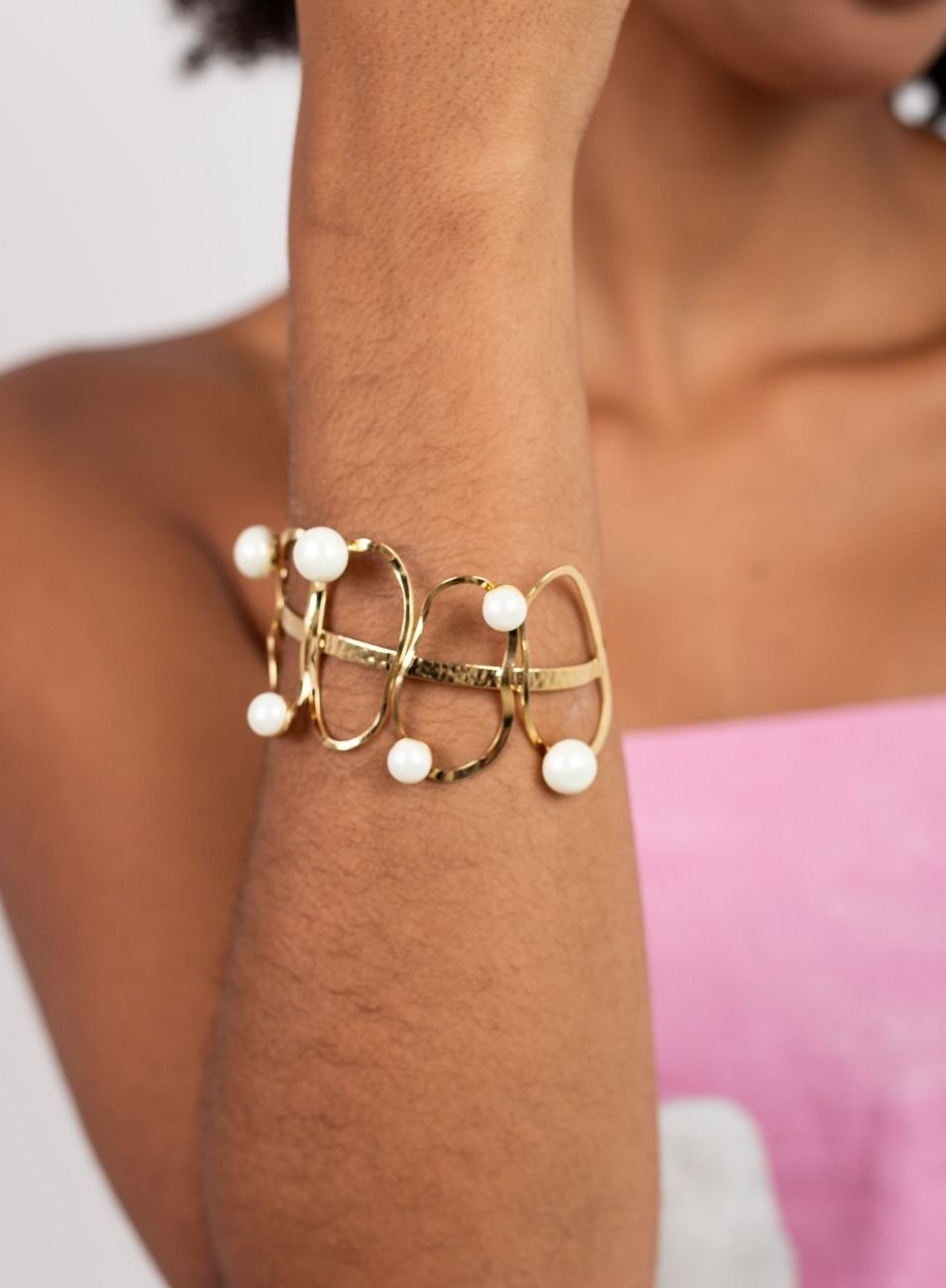 BRACELETE PHUKET COM PÉROLAS SHELL BRANCAS BANHO OURO