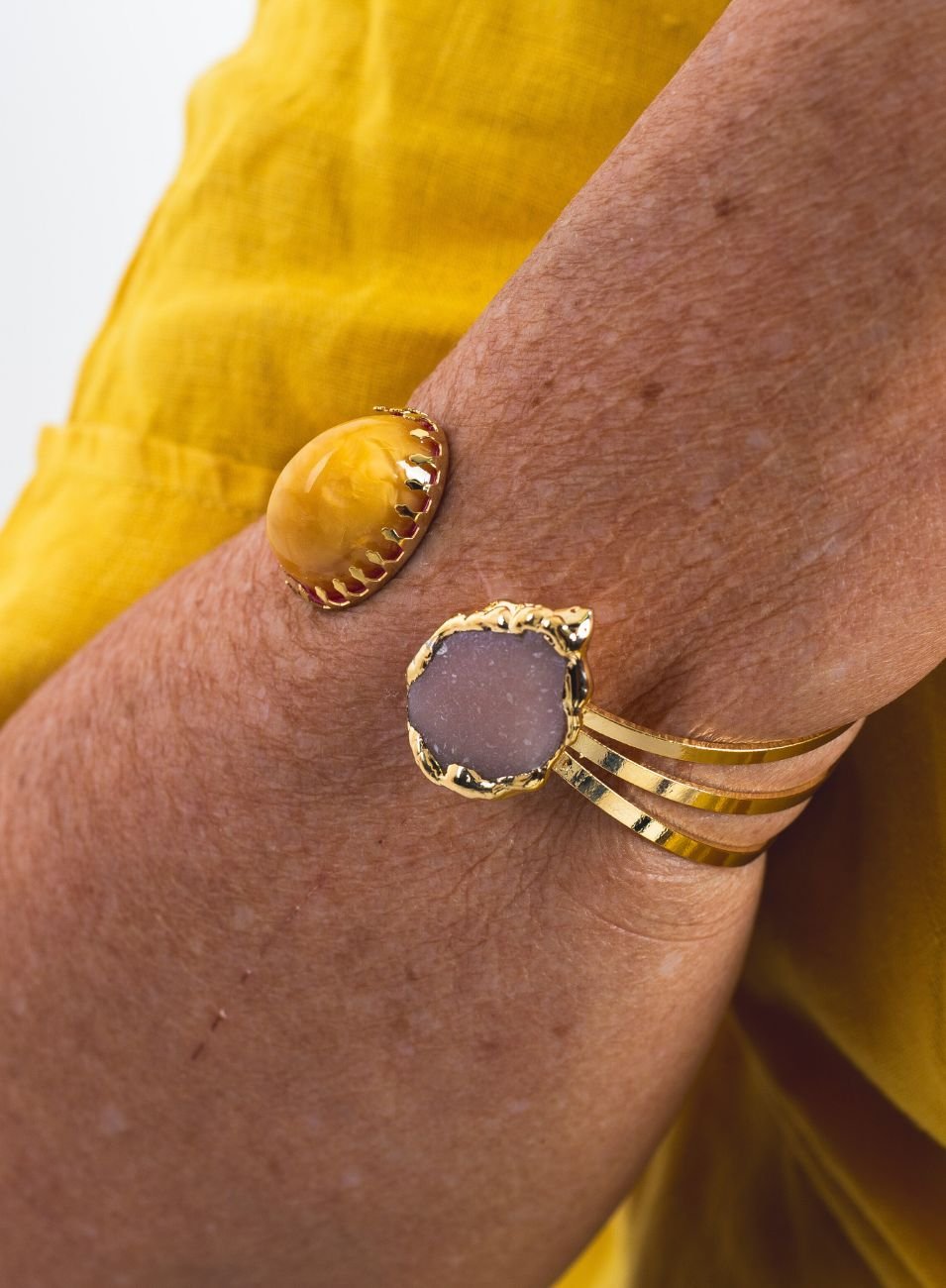 BRACELETE SOLSTÍCIO QUARTZO E CARAMELO BANHO DE OURO