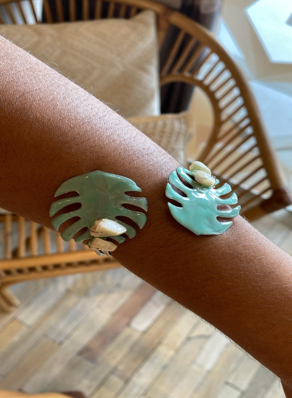 BRACELETE VERDES MARES FOLHA ESMALTADA MADREPÉROLA BANHO RÓDIO BRANCO