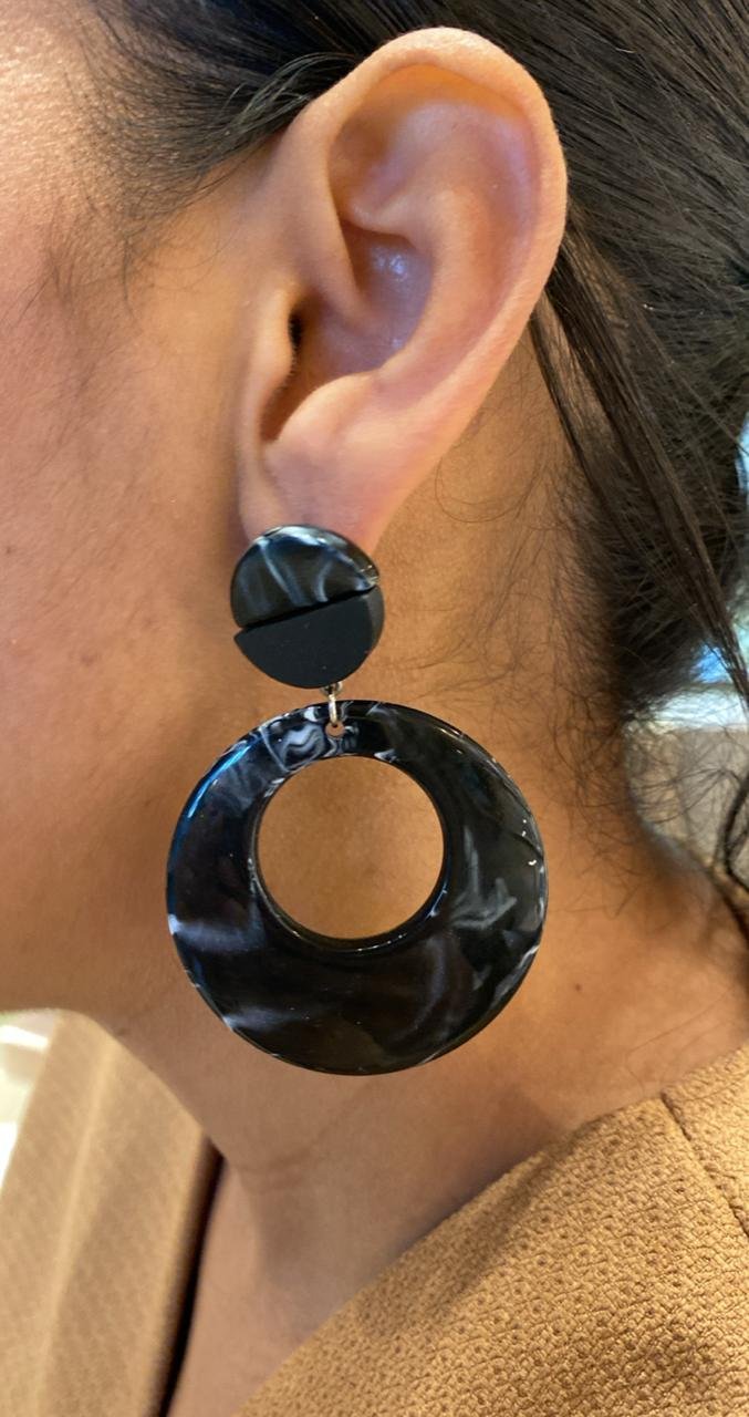 BRINCO ACRÍLICO PRETO