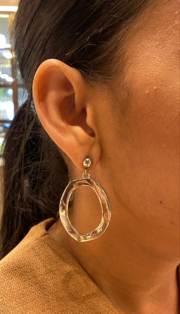 BRINCO ARO METAL IRREGULAVEL BANHO RÓDIO BRANCO