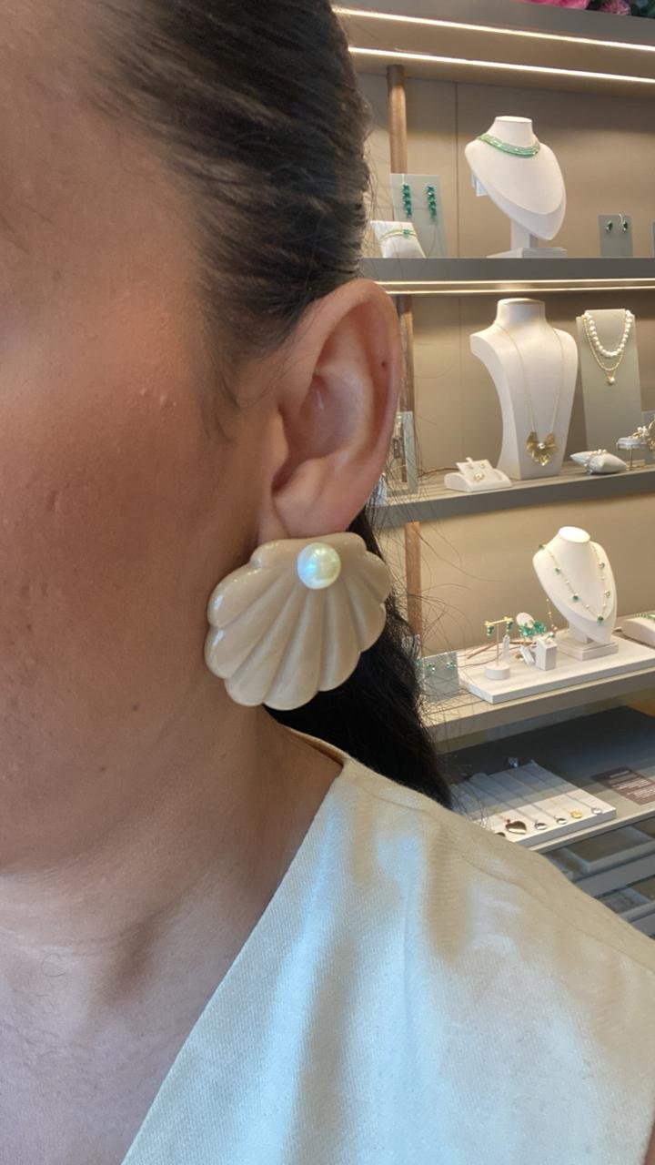 BRINCO CONCHA RESINA BANHO OURO