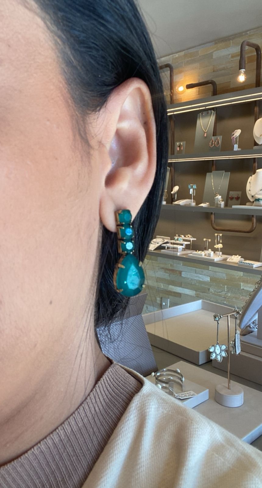 BRINCO DE PINO COM ELEMENTO PENDENTE