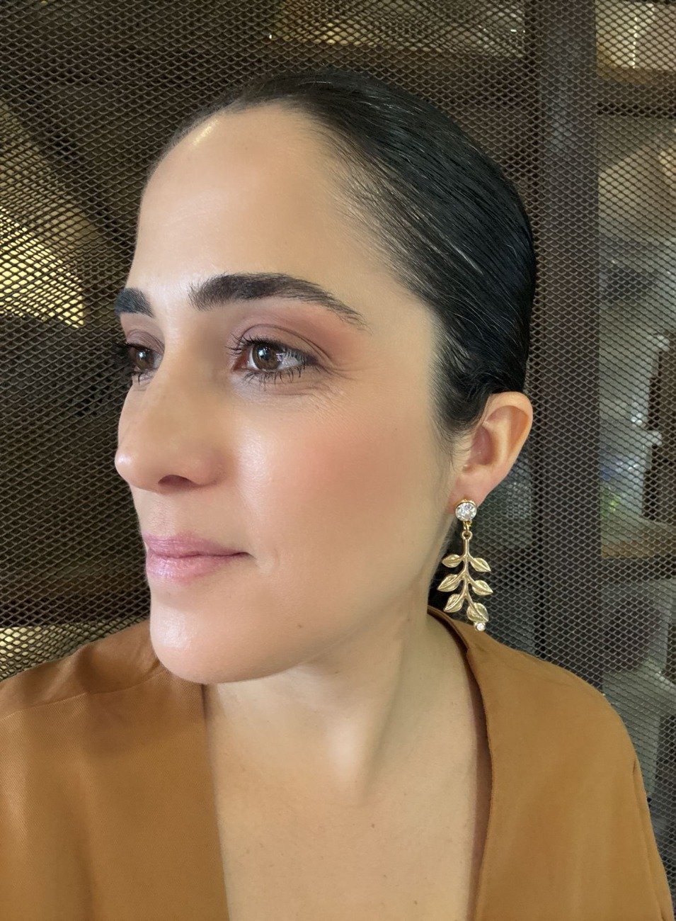 BRINCO GALHO FOLHAS METAL ZIRCÔNIA BANHO OURO