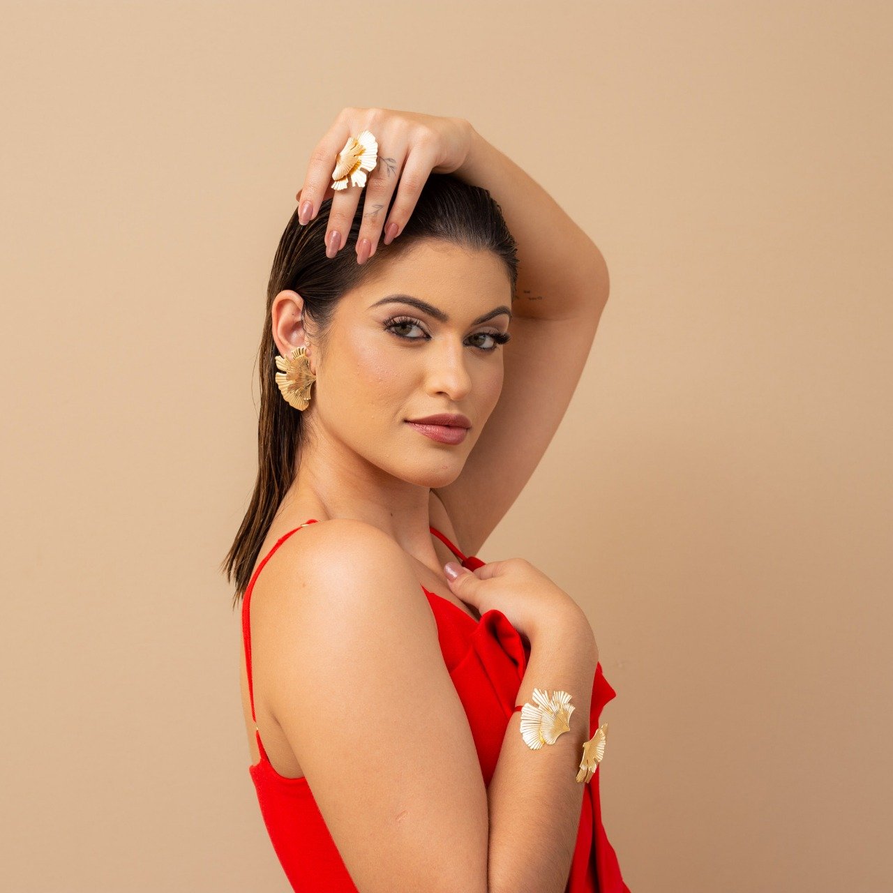 BRINCO LEQUE METAL DUPLO BANHO OURO