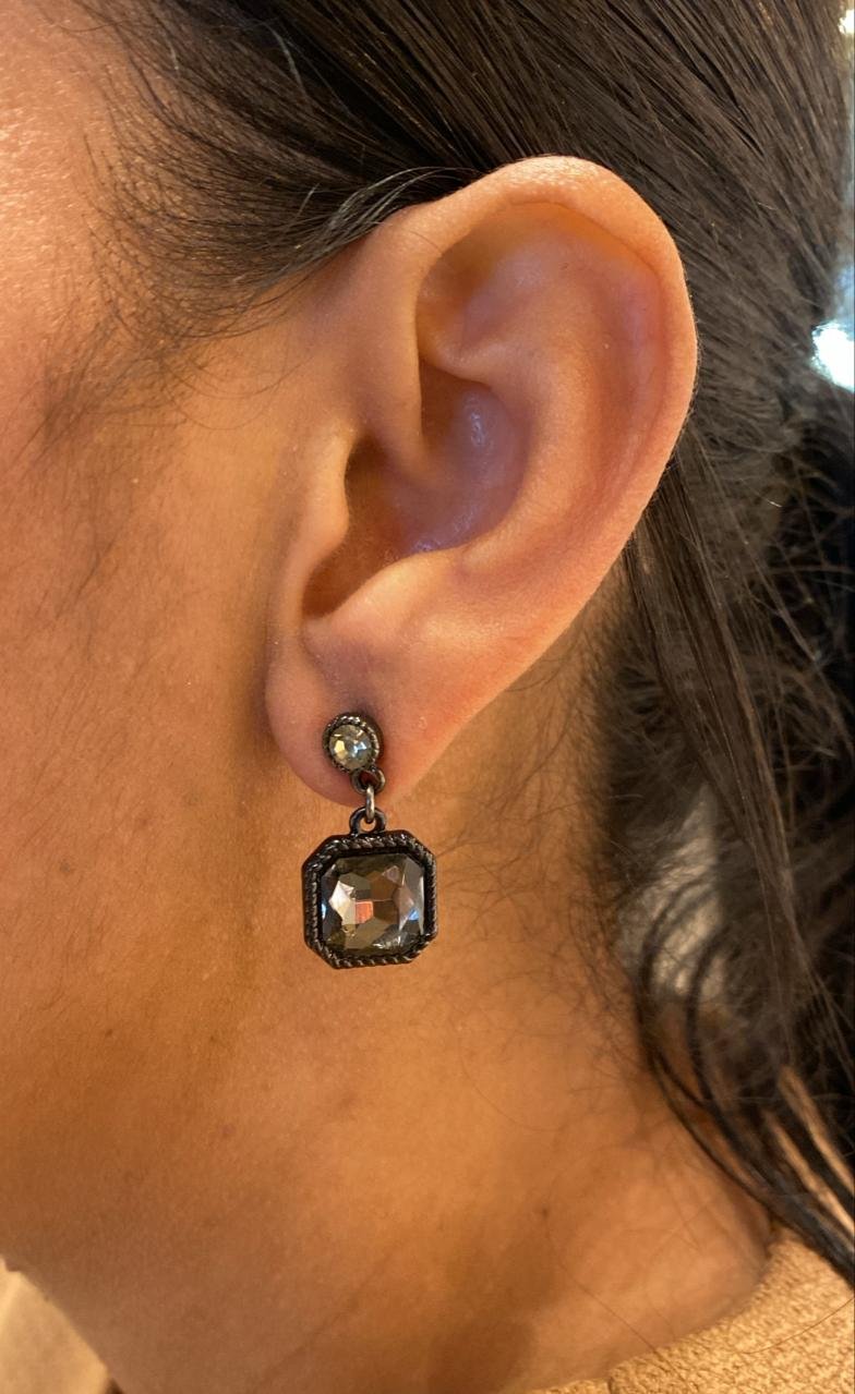 BRINCO QUADRADO CRISTAL RODIO NEGRO
