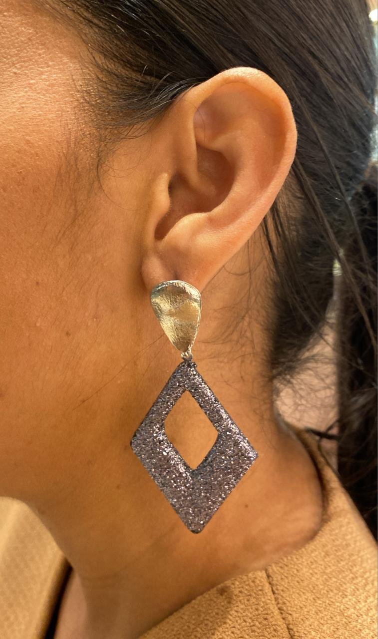 BRINCO TRIANGULO GLITTER PRETO