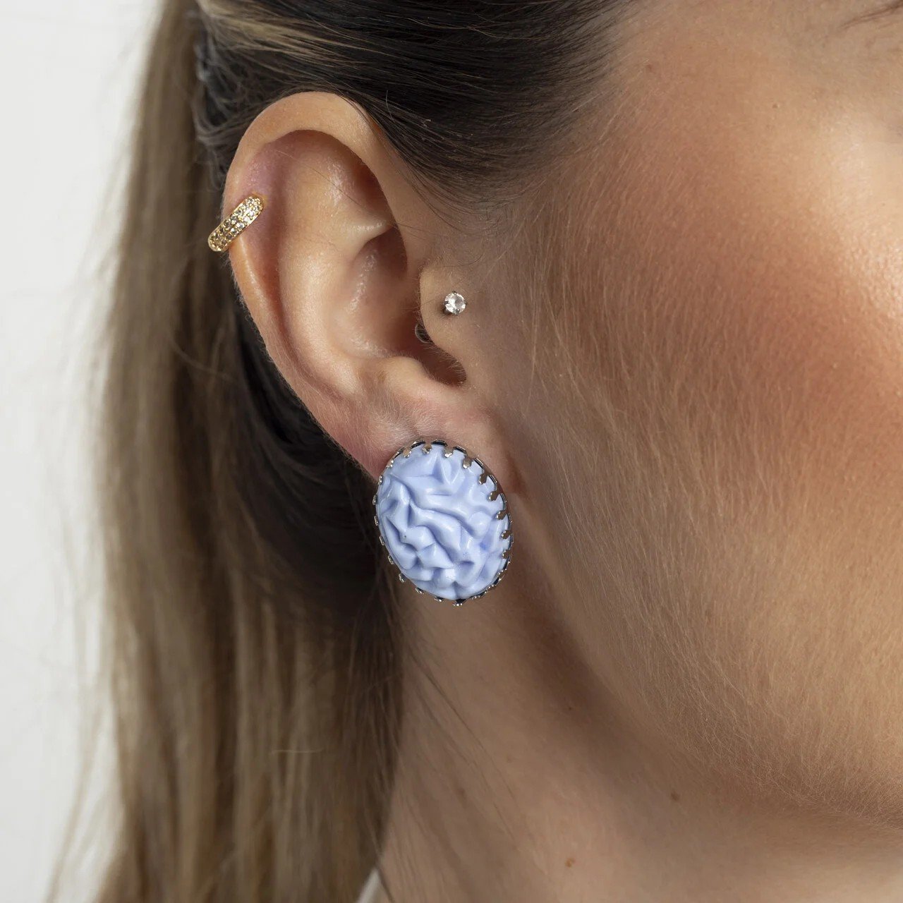 BRINCOS ÁGATA RESINA AZUL CLARO BANHO RÓDIO BRANCO