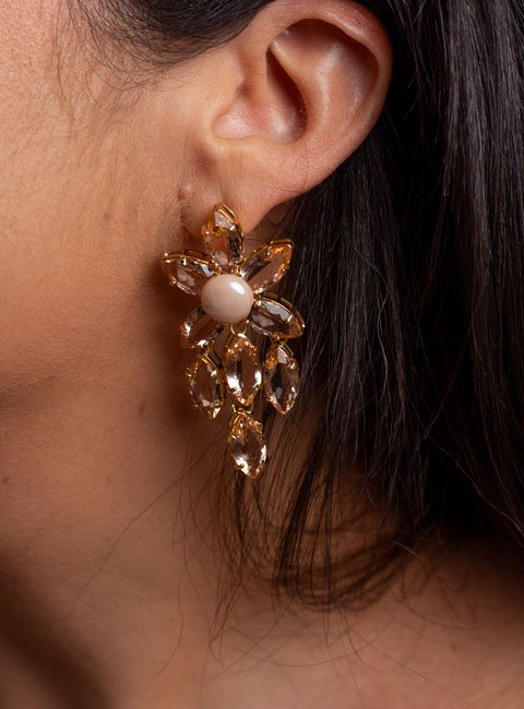 BRINCOS ALENTO FRANJA CRISTAIS MORGANITA PÉROLA SHELL BEGE BANHO OURO