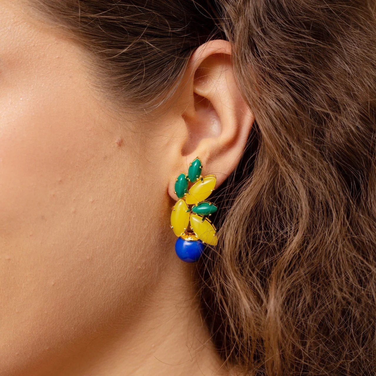 BRINCOS BRAZA MIX CRISTAIS VERDE AMARELO PÉROLA AZUL BANHO OURO