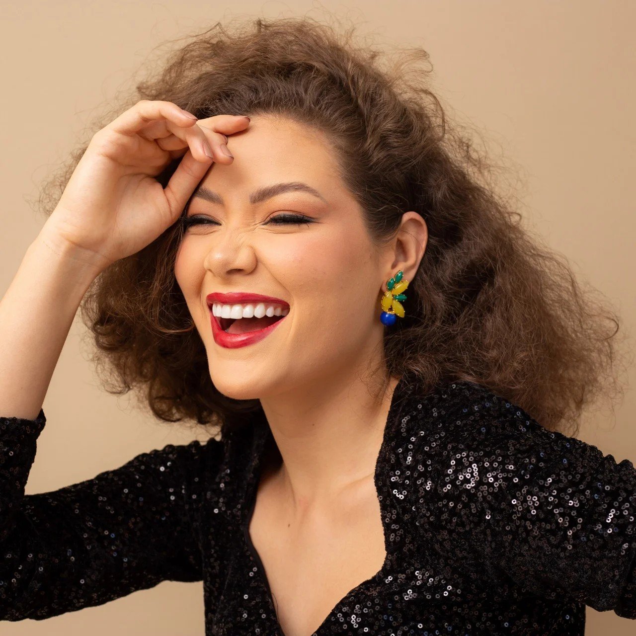 BRINCOS BRAZA MIX CRISTAIS VERDE AMARELO PÉROLA AZUL BANHO OURO