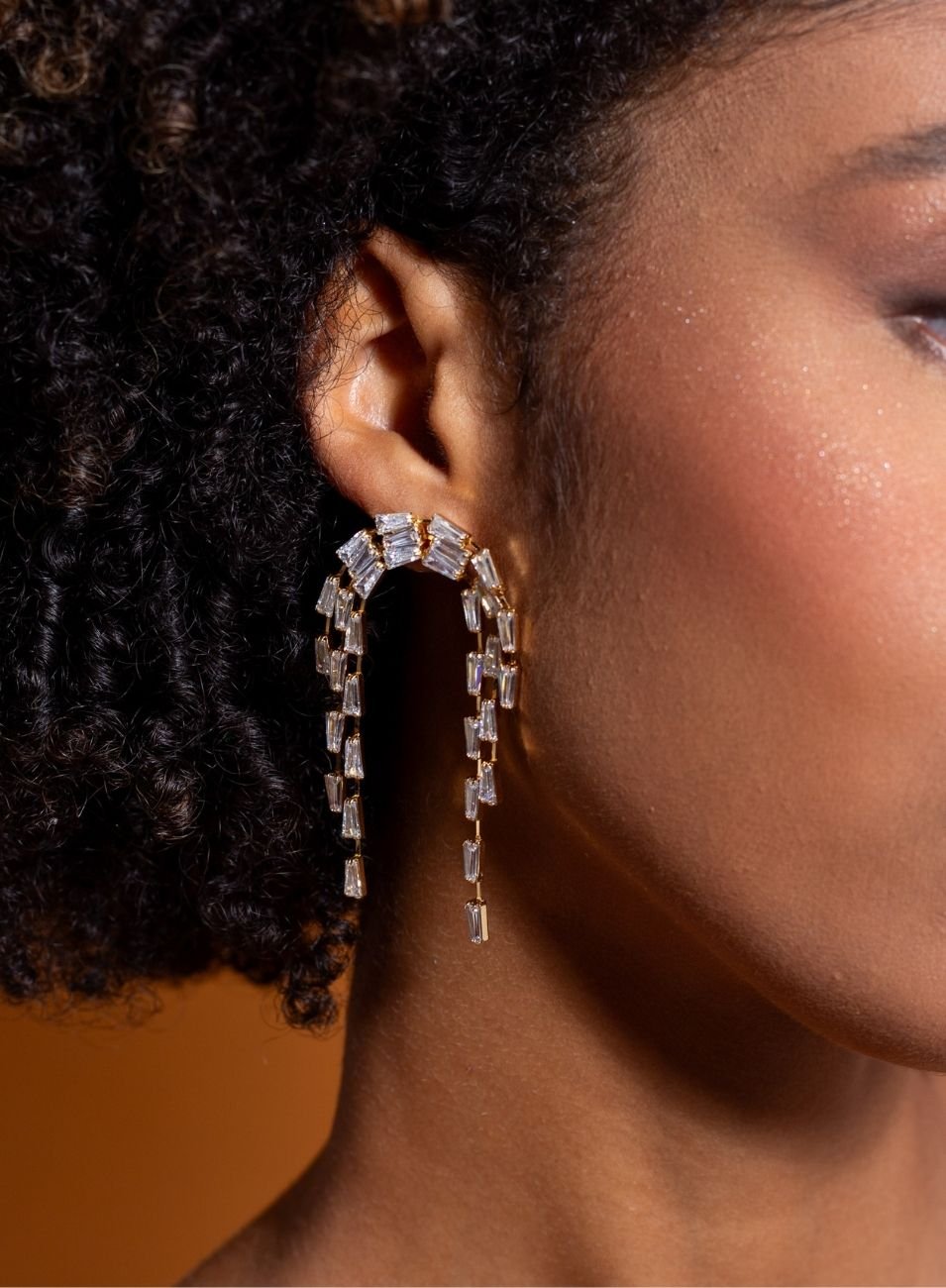 BRINCOS CAMINHOS ZIRCONIAS BANHO OURO