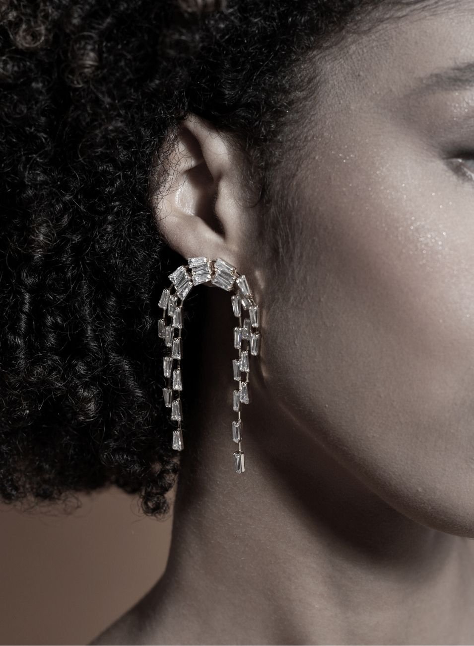 BRINCOS CAMINHOS ZIRCONIAS BANHO RÓDIO BRANCO