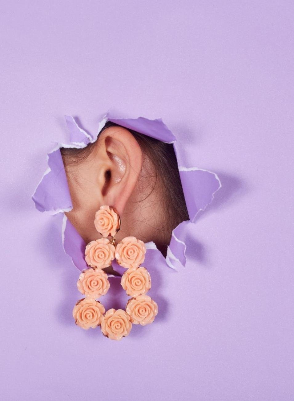 BRINCOS CARMEM FLOR RESINA BANHO OURO