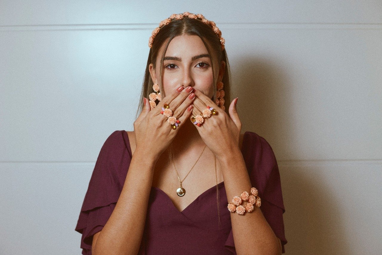 BRINCOS CARMEM FLOR RESINA BANHO OURO