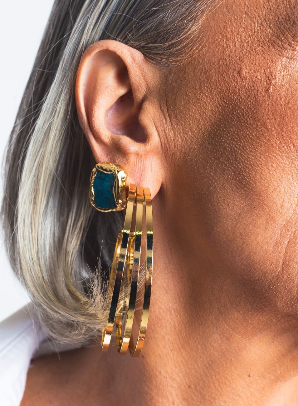 BRINCOS CÉU PEDRA TURQUESA BORDA ORGÂNICA BANHO OURO 