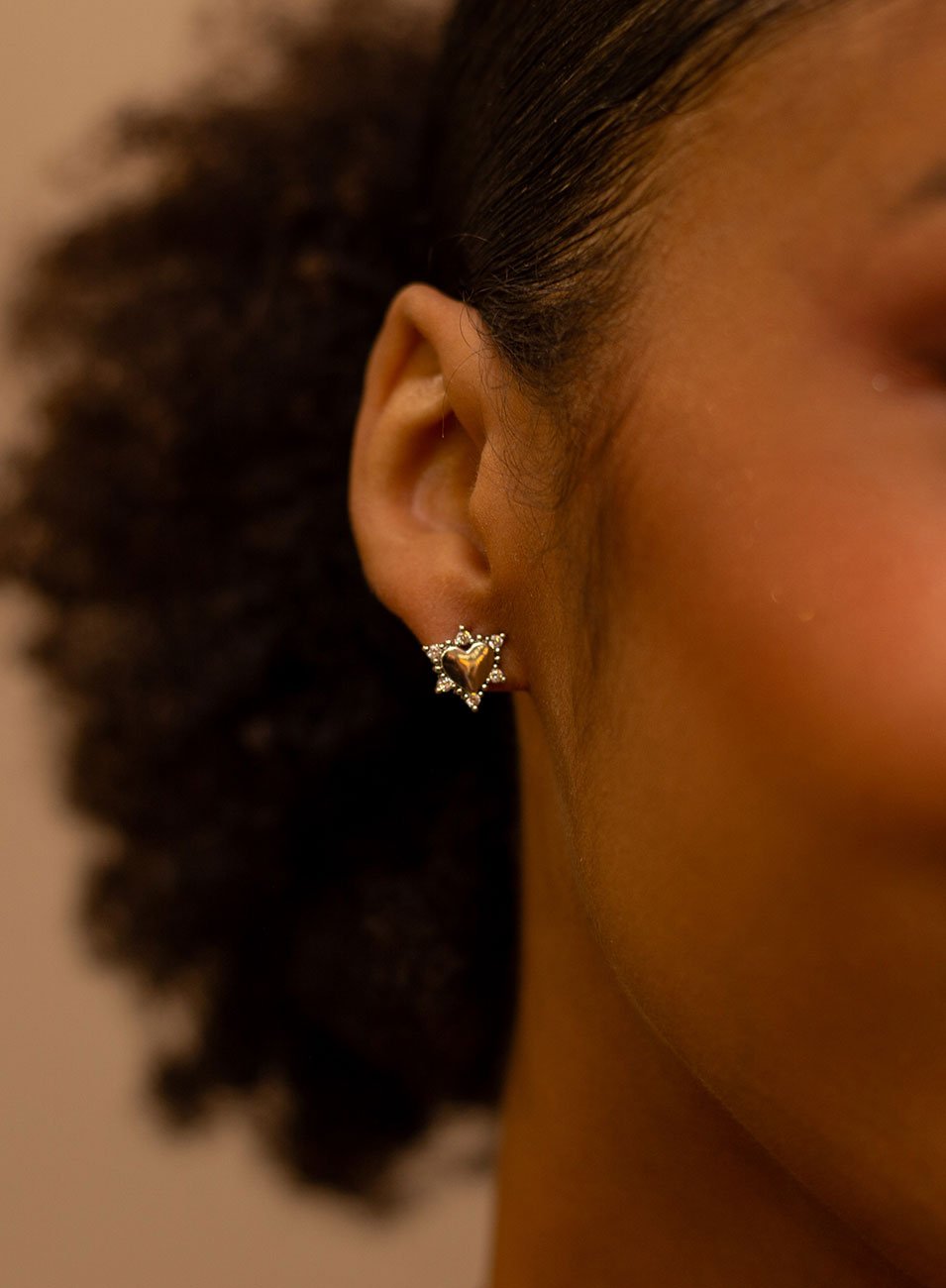 BRINCOS CORAÇÃO MINI PONTOS DE LUZ RÓDIO BRANCO