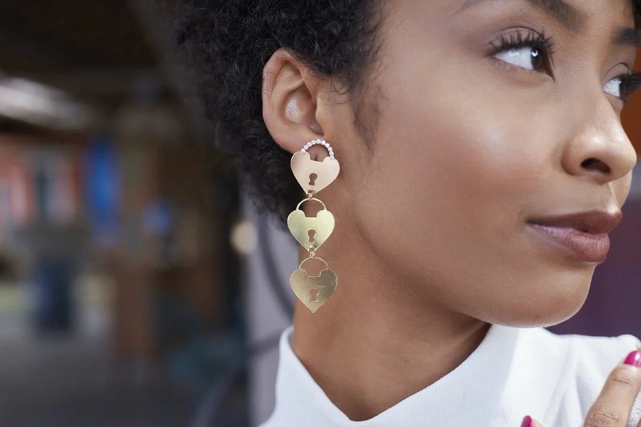 BRINCOS CORAÇÕES CADEADO BANHO OURO