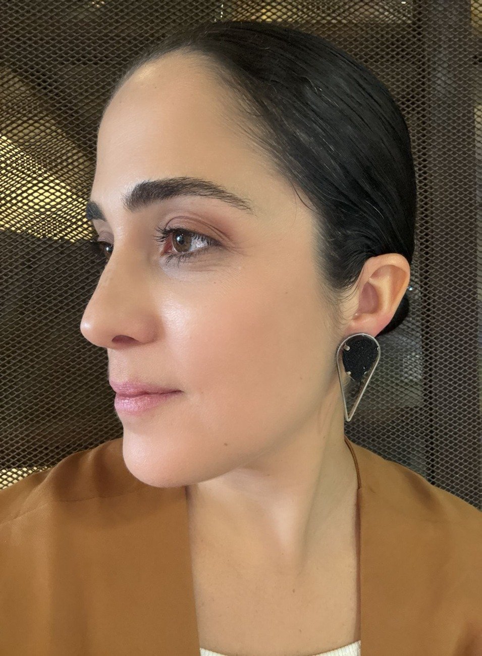 BRINCOS DARK DRUZA SINTÉTICA PRETA BANHO OURO