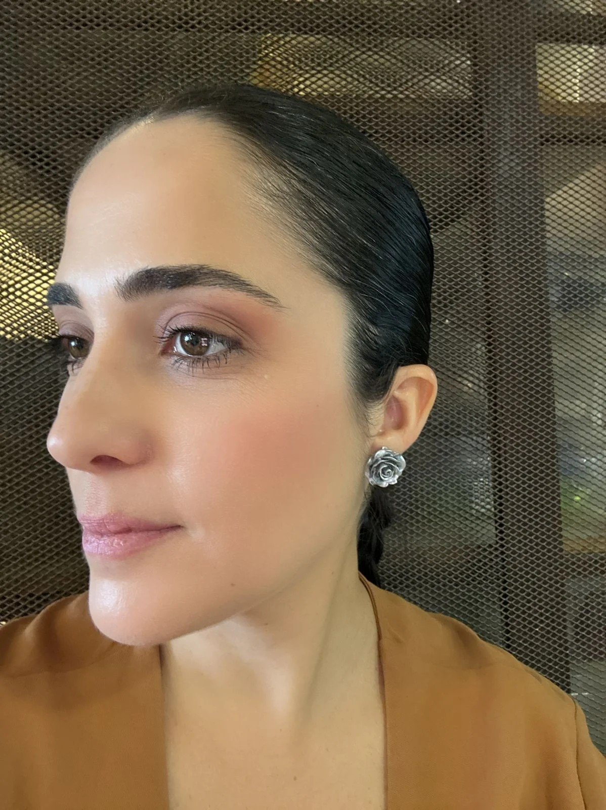 BRINCOS DE FLOR RESINA LAQUEADA PRATEADA