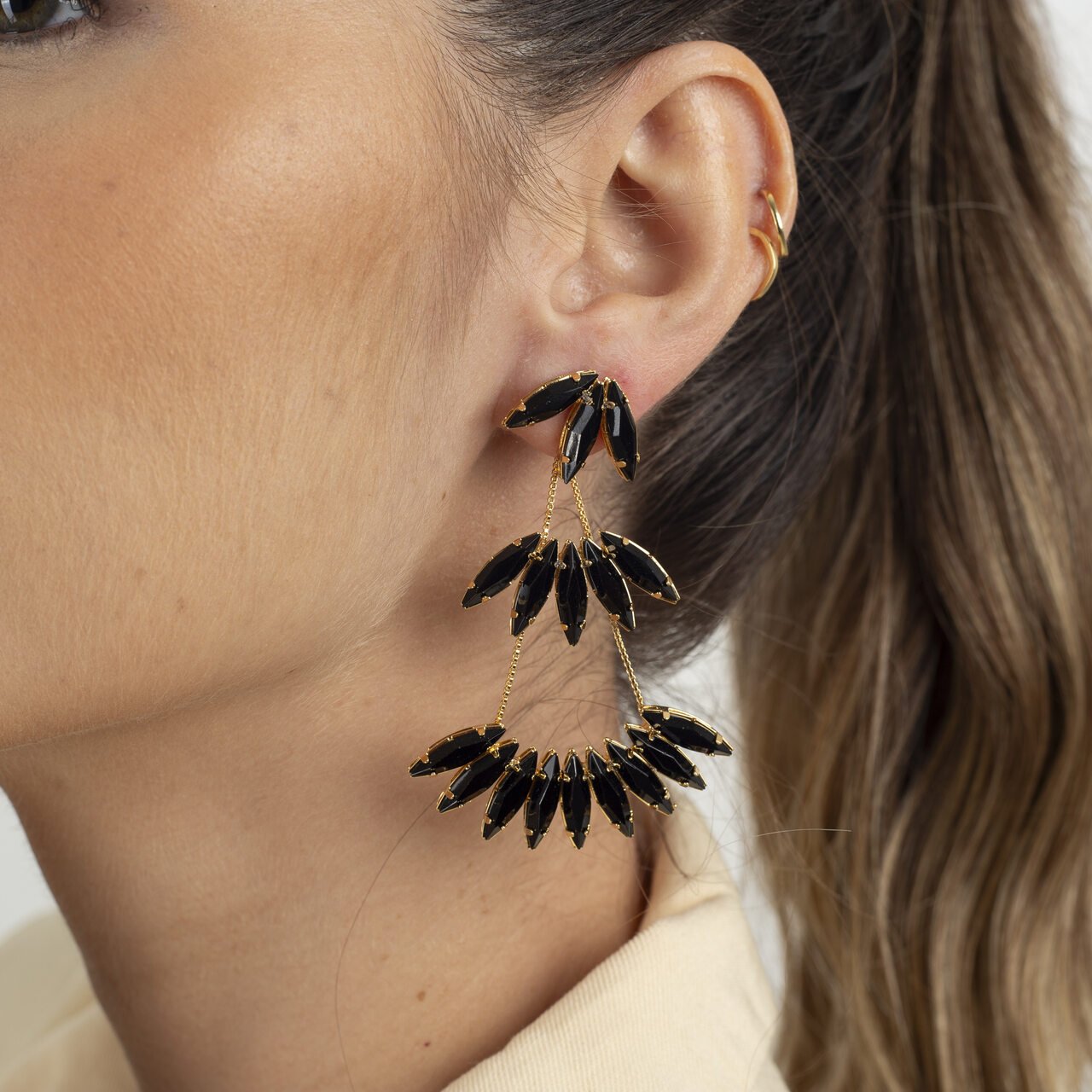 BRINCOS DEGRADÊ ASA CRISTAL PRETO BANHO OURO