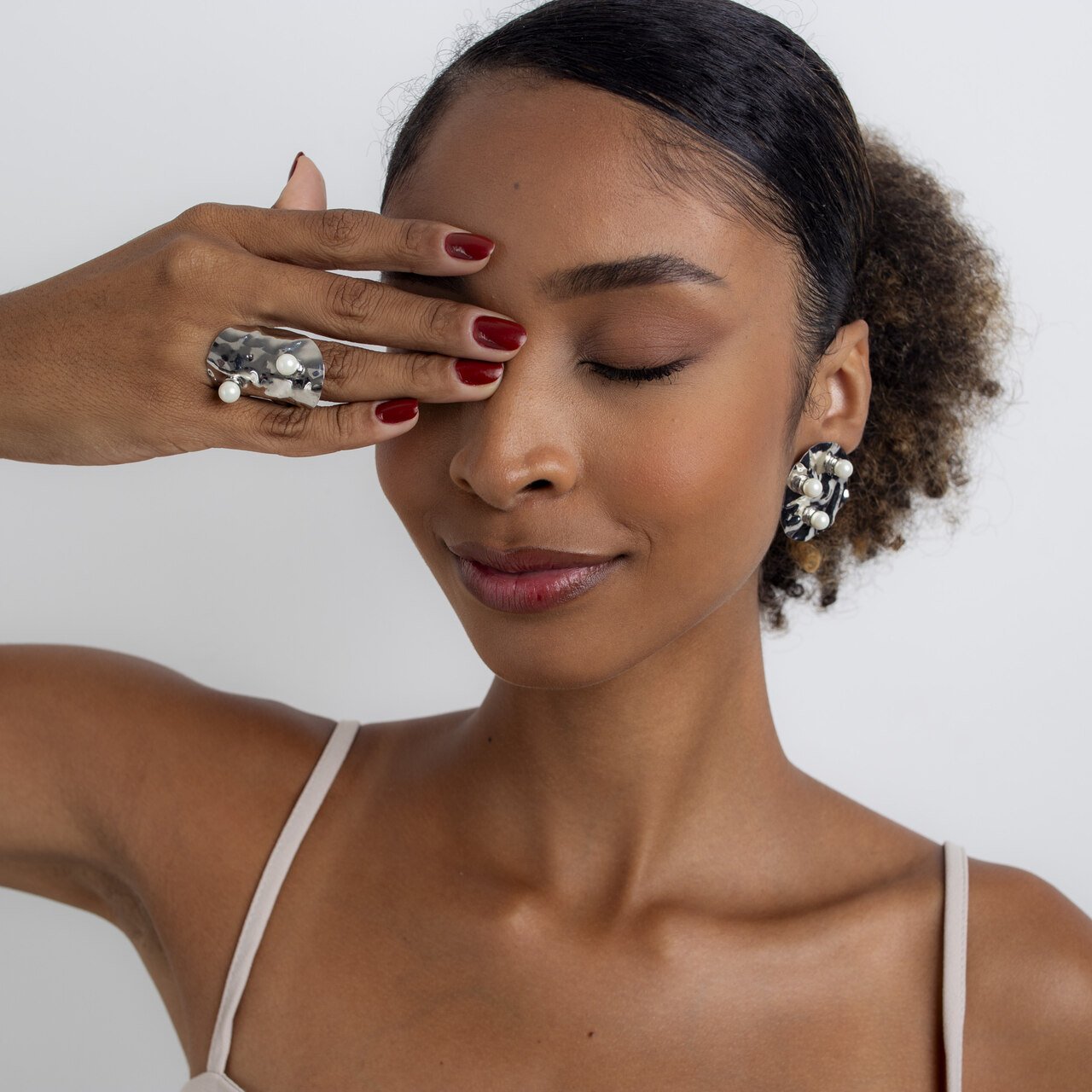 BRINCOS DISCO MARTELADO PÉROLAS BANHO RÓDIO BRANCO