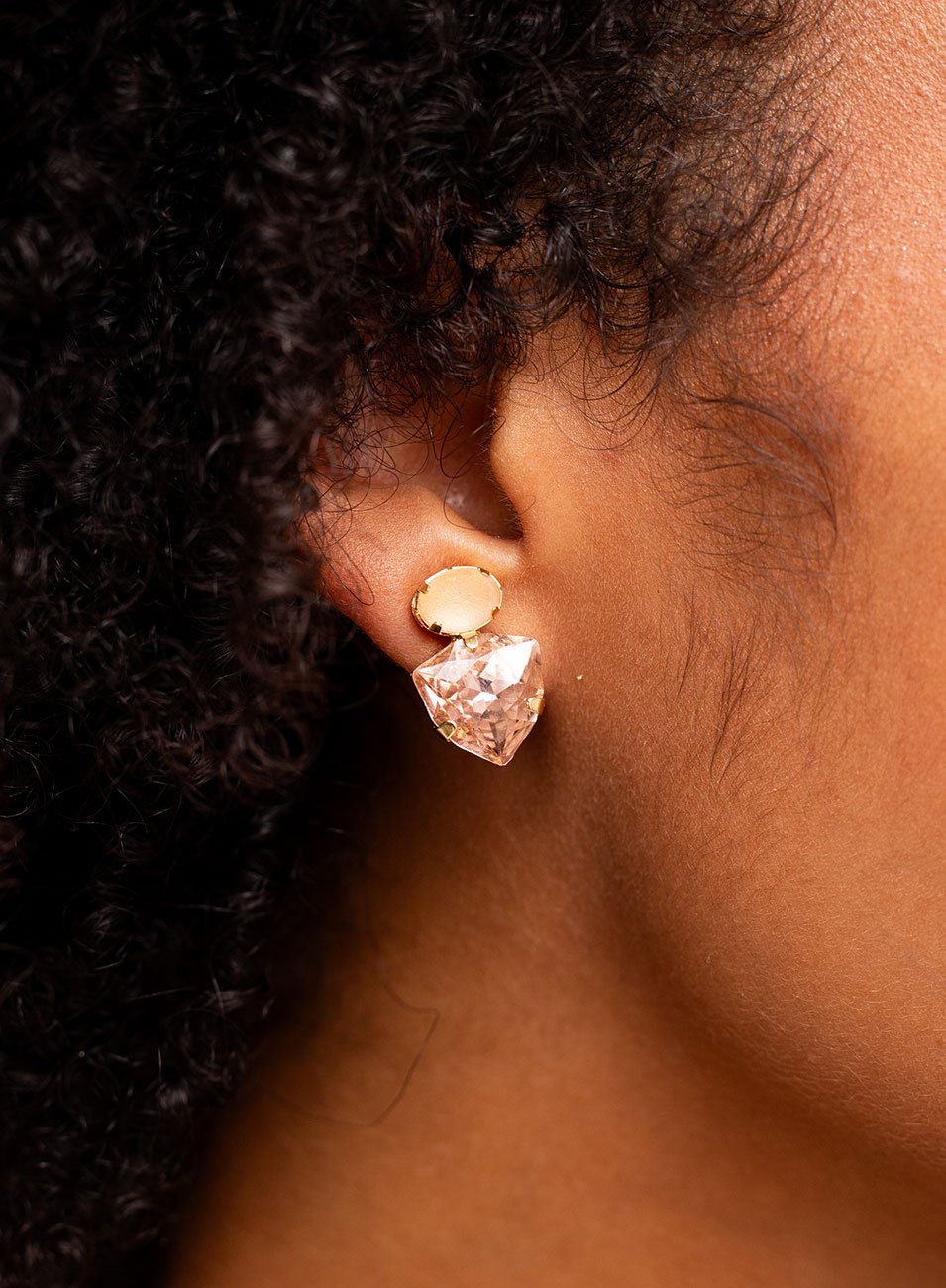 BRINCOS DIVA PEQUENO CRISTAL SWAROVSKI TRIANGULAR BANHO OURO