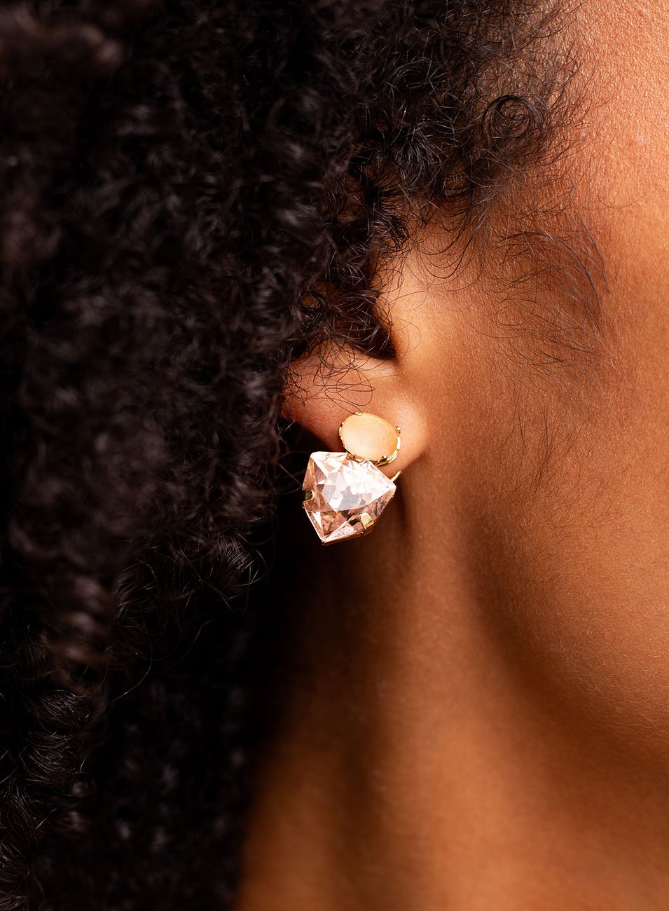 BRINCOS DIVA PEQUENO CRISTAL SWAROVSKI TRIANGULAR PRESSÃO BANHO OURO