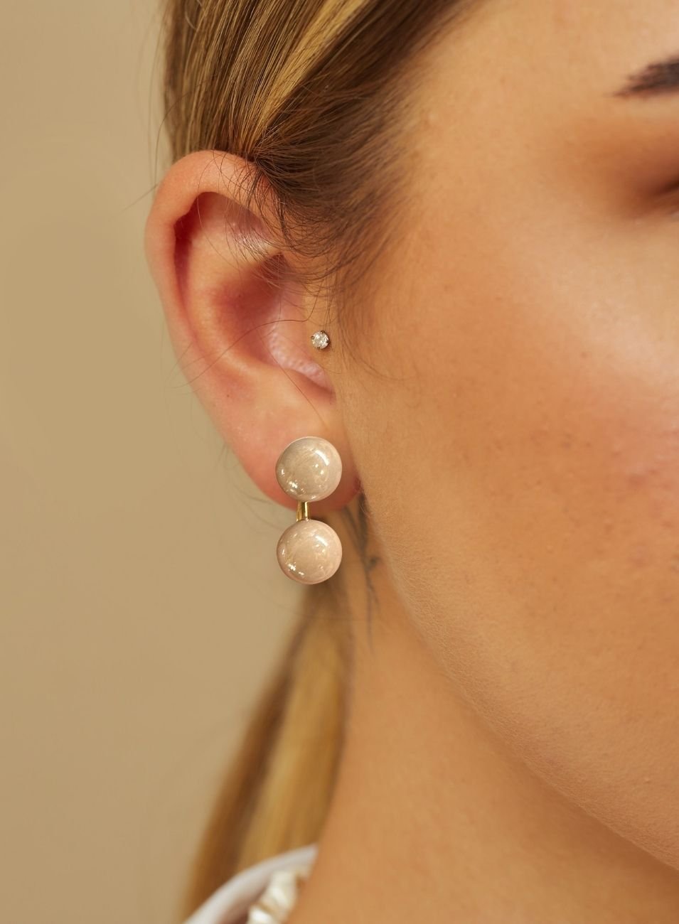 BRINCOS DUO PÉROLAS SHELL BEGE BANHO DE OURO