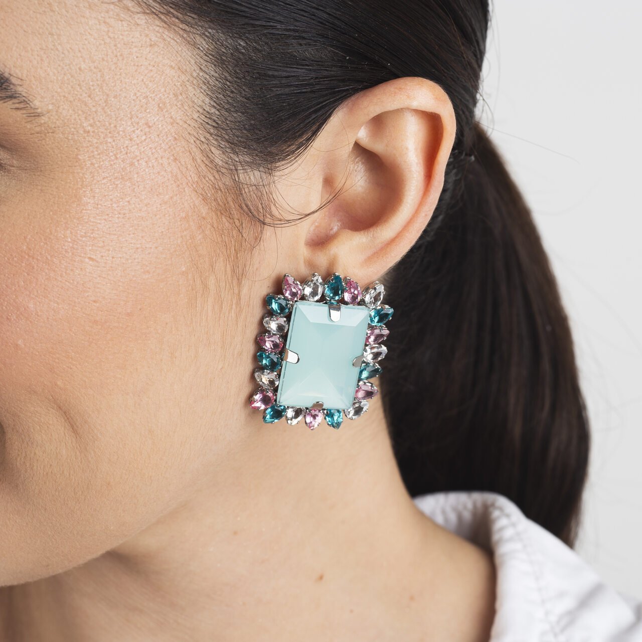 BRINCOS DUQUESA VERDE ÀGUA CRAVAÇÃO MIX CRISTAIS RÓDIO BRANCO