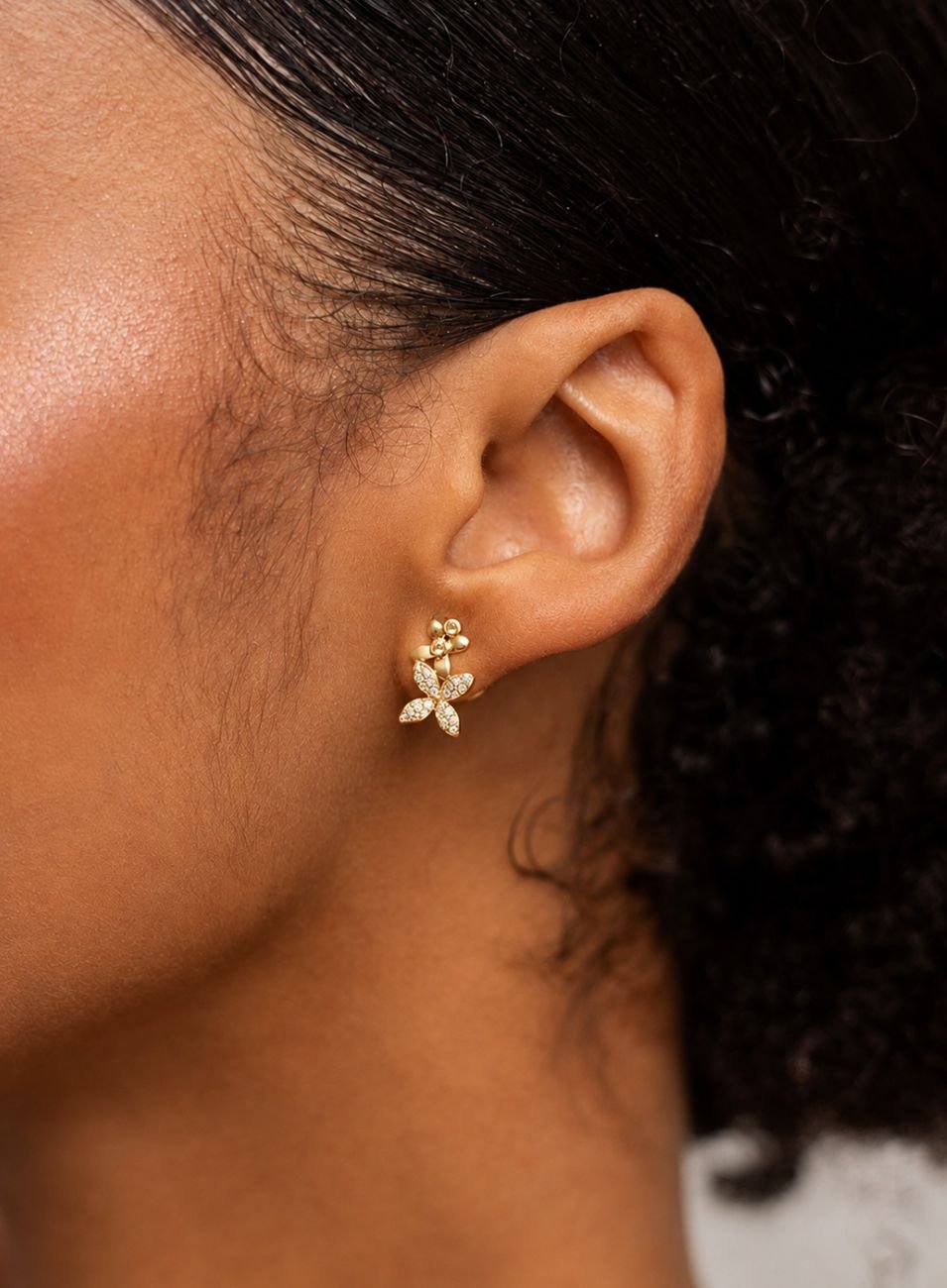 BRINCOS EAR CUFF MINI FLORES COM ZIRCONIA BANHO OURO