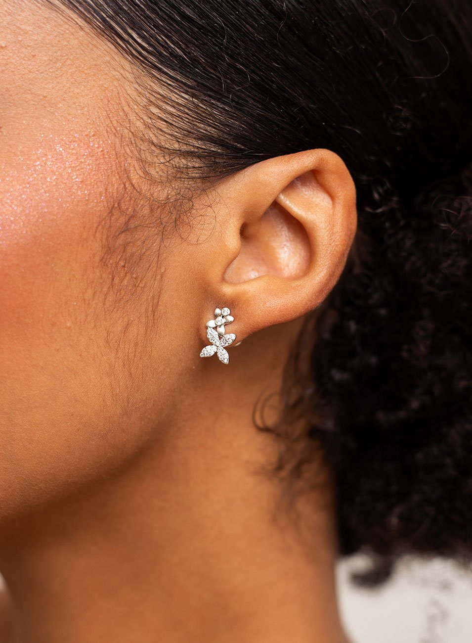 BRINCOS EAR CUFF MINI FLORES COM ZIRCONIA RODIO BRANCO
