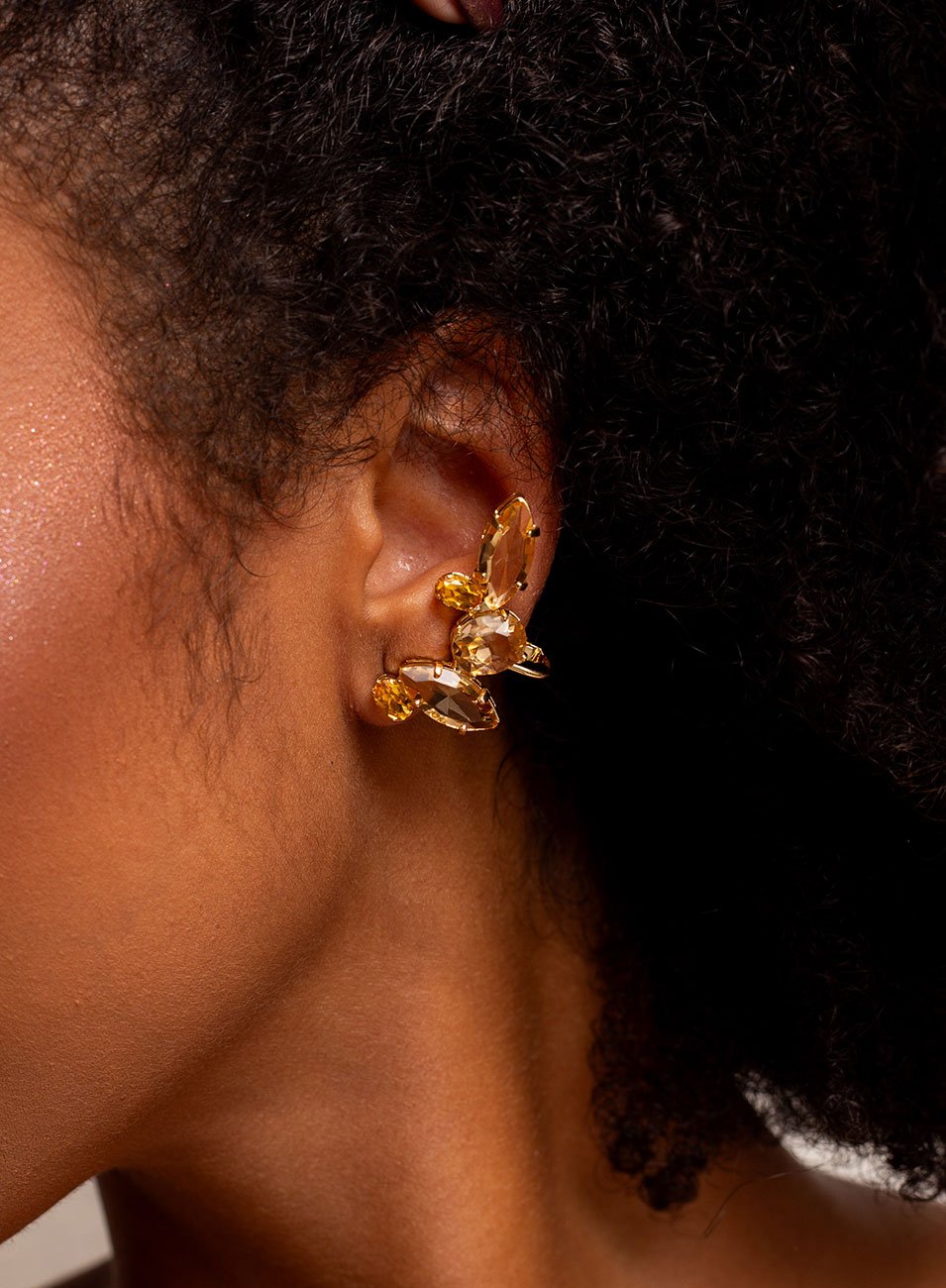 BRINCOS EARCUFF AURA MIX CRISTAIS BEGE BANHO OURO