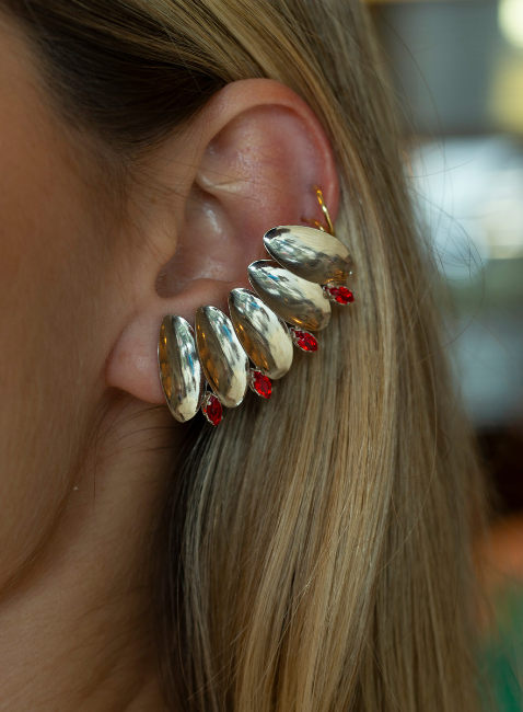 BRINCOS EARCUFF PÉTALAS CRISTAIS VERMELHOS BANHO RÓDIO BRANCO