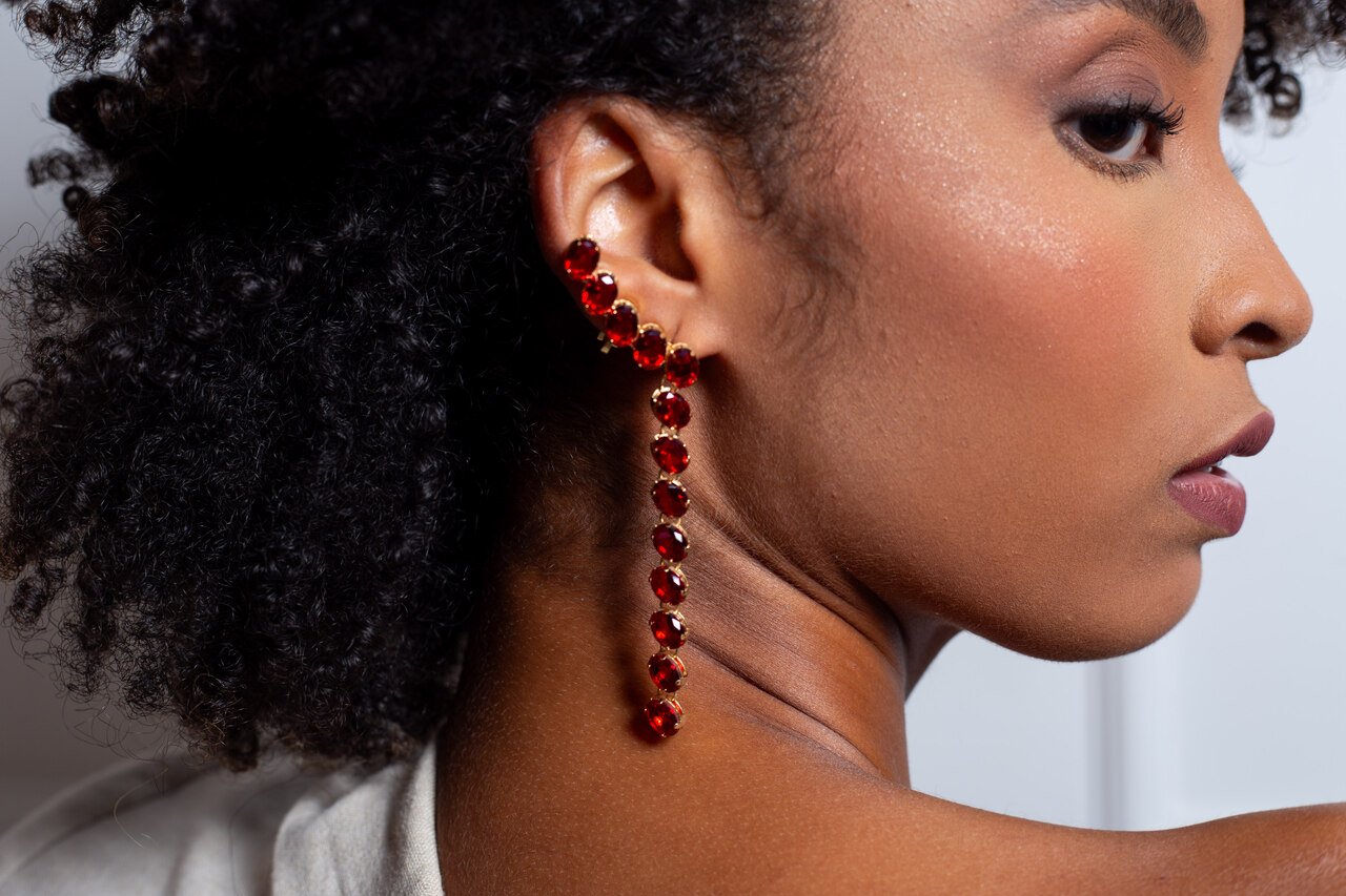 BRINCOS EARCUFFS ENCANTOS CRISTAIS OVAIS RUBI BANHO OURO